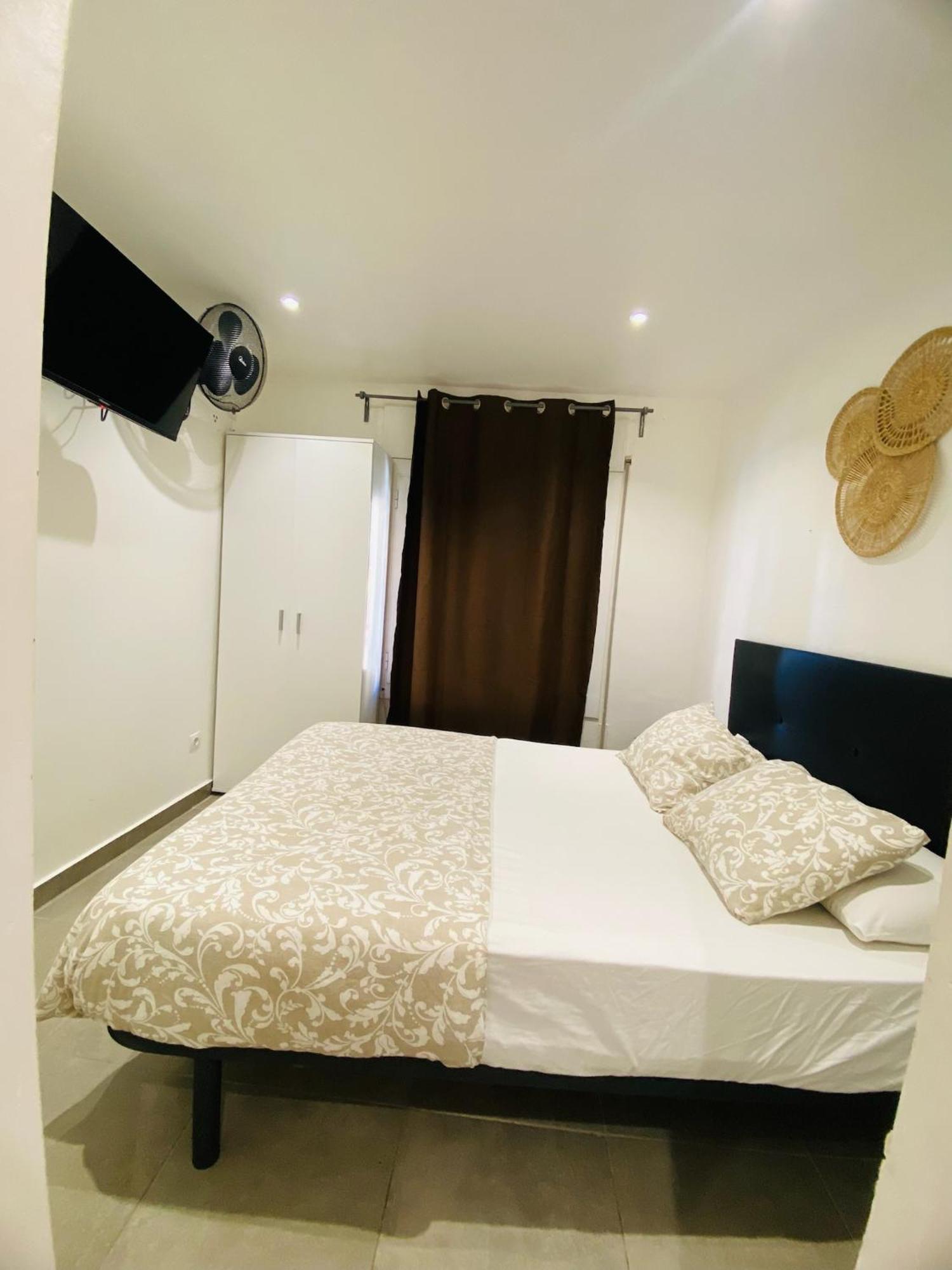 Apartamentos Con Bano Privado Frente Al Metro L5 Barcelona-Hospitalet L'Hospitalet de Llobregat Ngoại thất bức ảnh