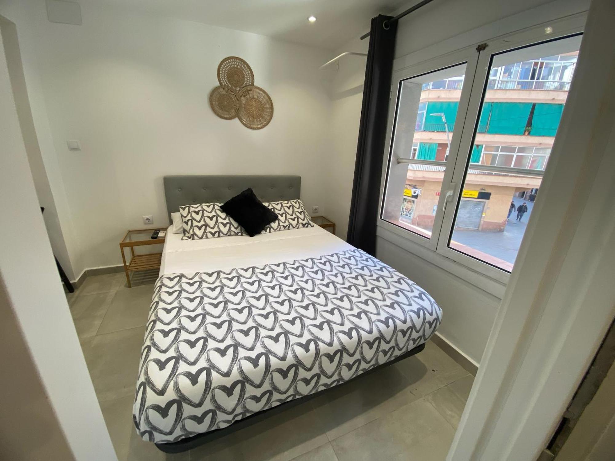 Apartamentos Con Bano Privado Frente Al Metro L5 Barcelona-Hospitalet L'Hospitalet de Llobregat Ngoại thất bức ảnh