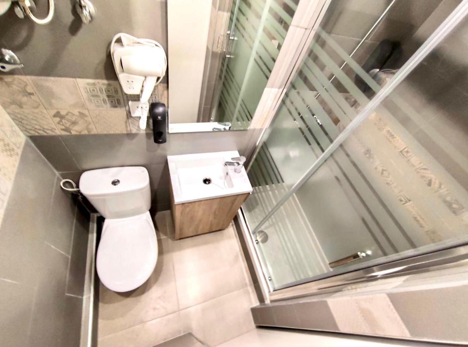 Apartamentos Con Bano Privado Frente Al Metro L5 Barcelona-Hospitalet L'Hospitalet de Llobregat Ngoại thất bức ảnh