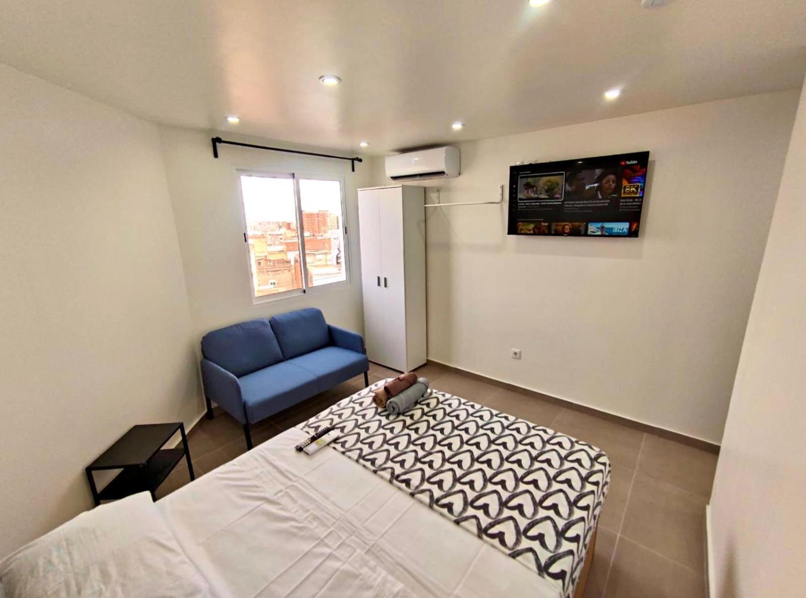 Apartamentos Con Bano Privado Frente Al Metro L5 Barcelona-Hospitalet L'Hospitalet de Llobregat Ngoại thất bức ảnh