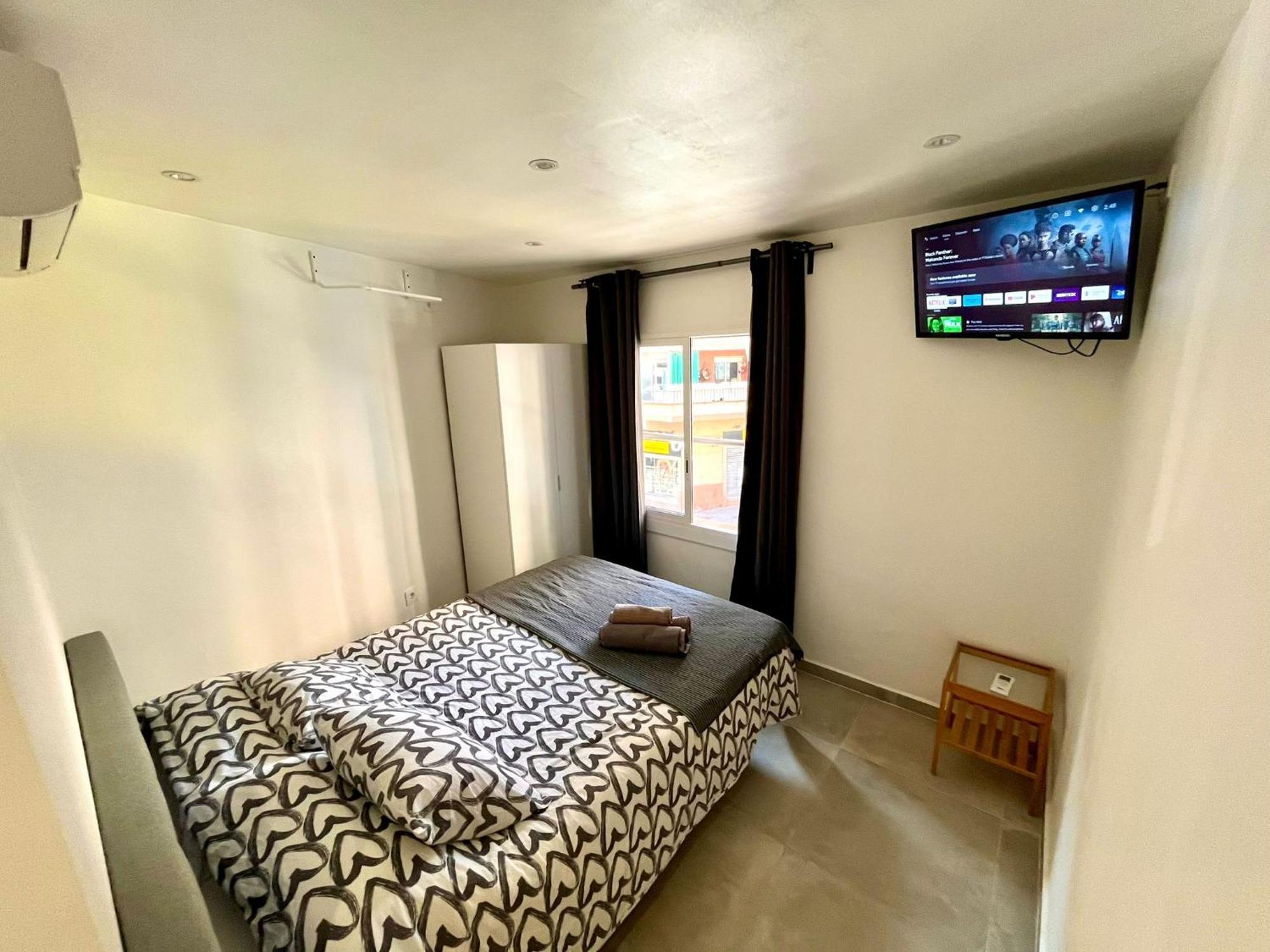 Apartamentos Con Bano Privado Frente Al Metro L5 Barcelona-Hospitalet L'Hospitalet de Llobregat Ngoại thất bức ảnh